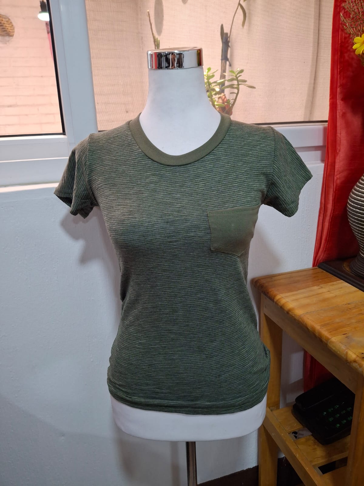 Playerita verde militar con bolsa